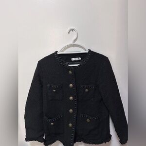 Runs small, fit size M. Oversized style